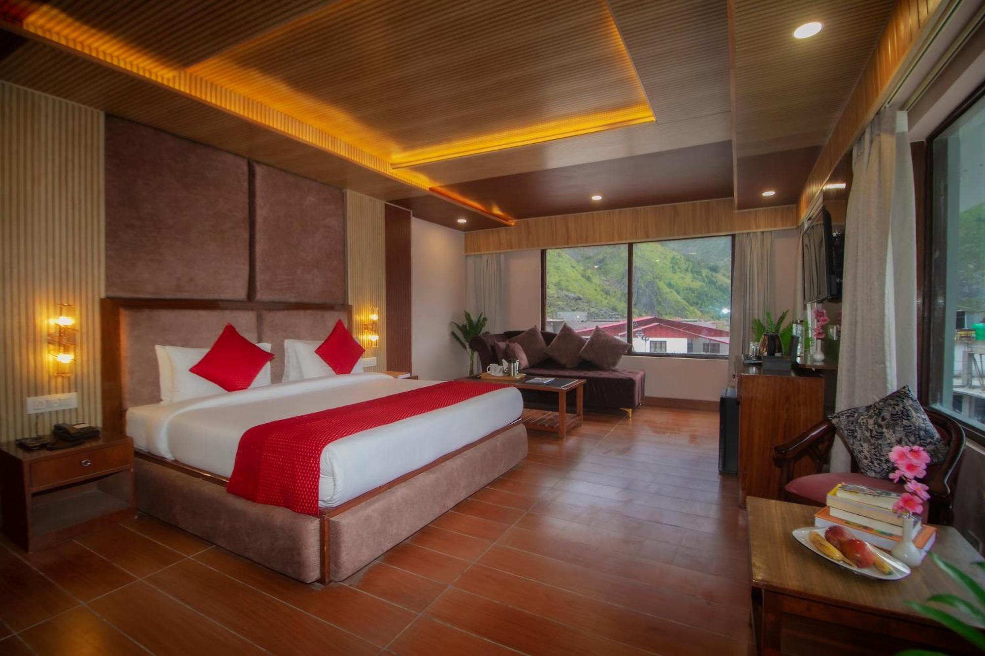Amritara The Avadh Hotel Бадринат Екстериор снимка