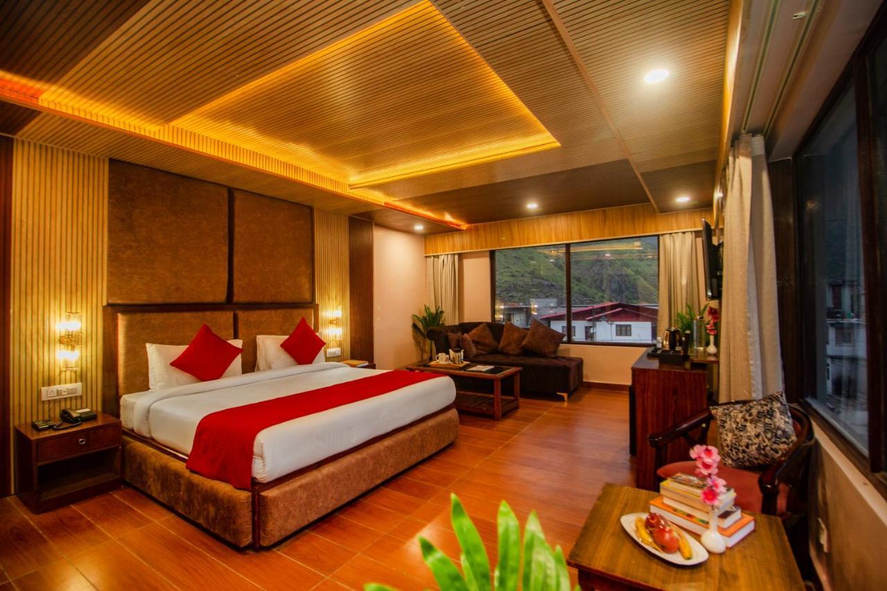 Amritara The Avadh Hotel Бадринат Екстериор снимка