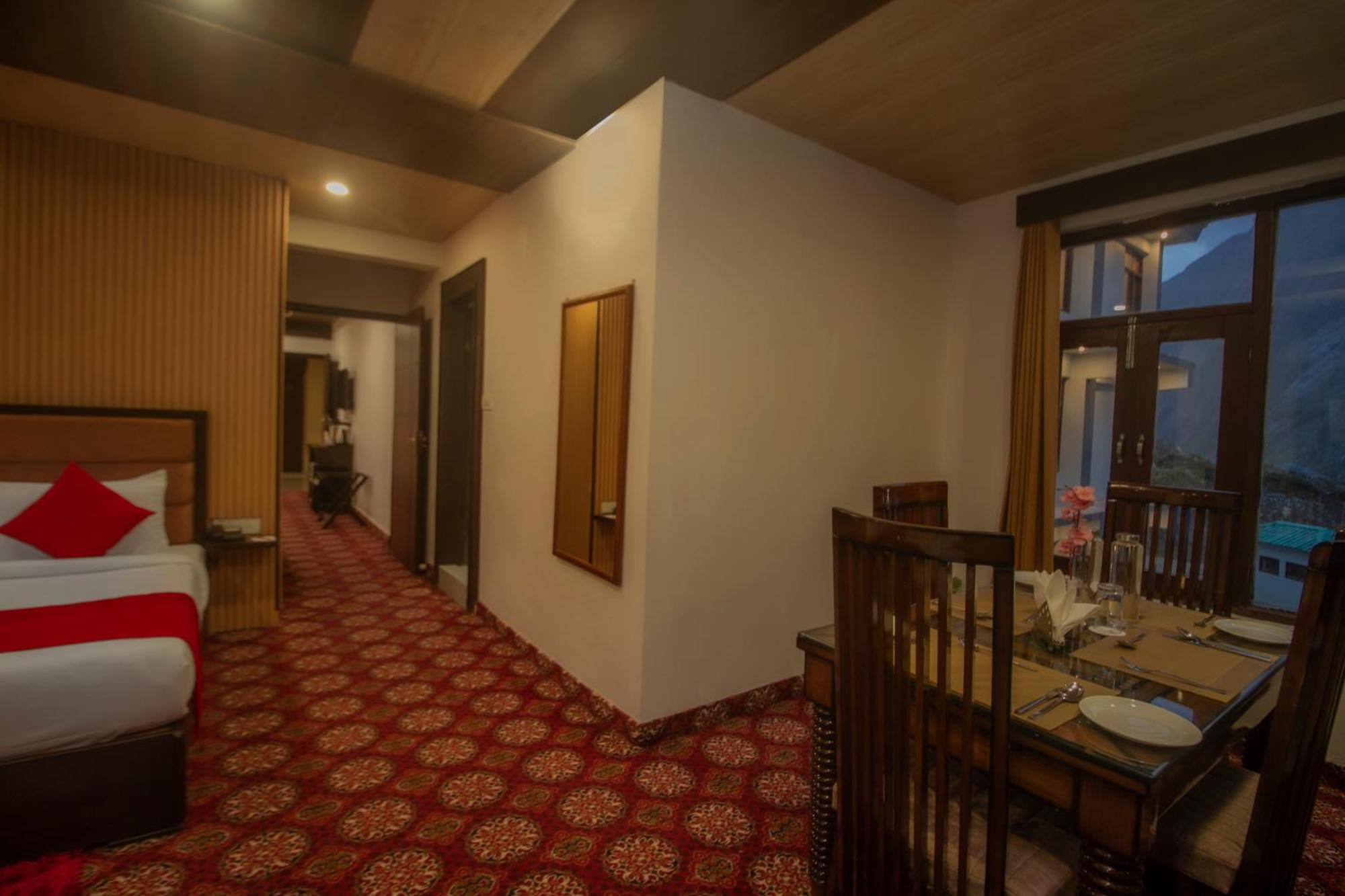 Amritara The Avadh Hotel Бадринат Екстериор снимка