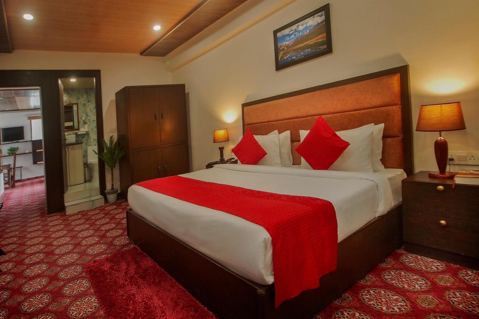 Amritara The Avadh Hotel Бадринат Екстериор снимка