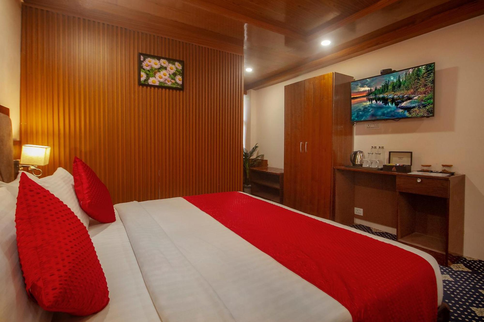 Amritara The Avadh Hotel Бадринат Екстериор снимка