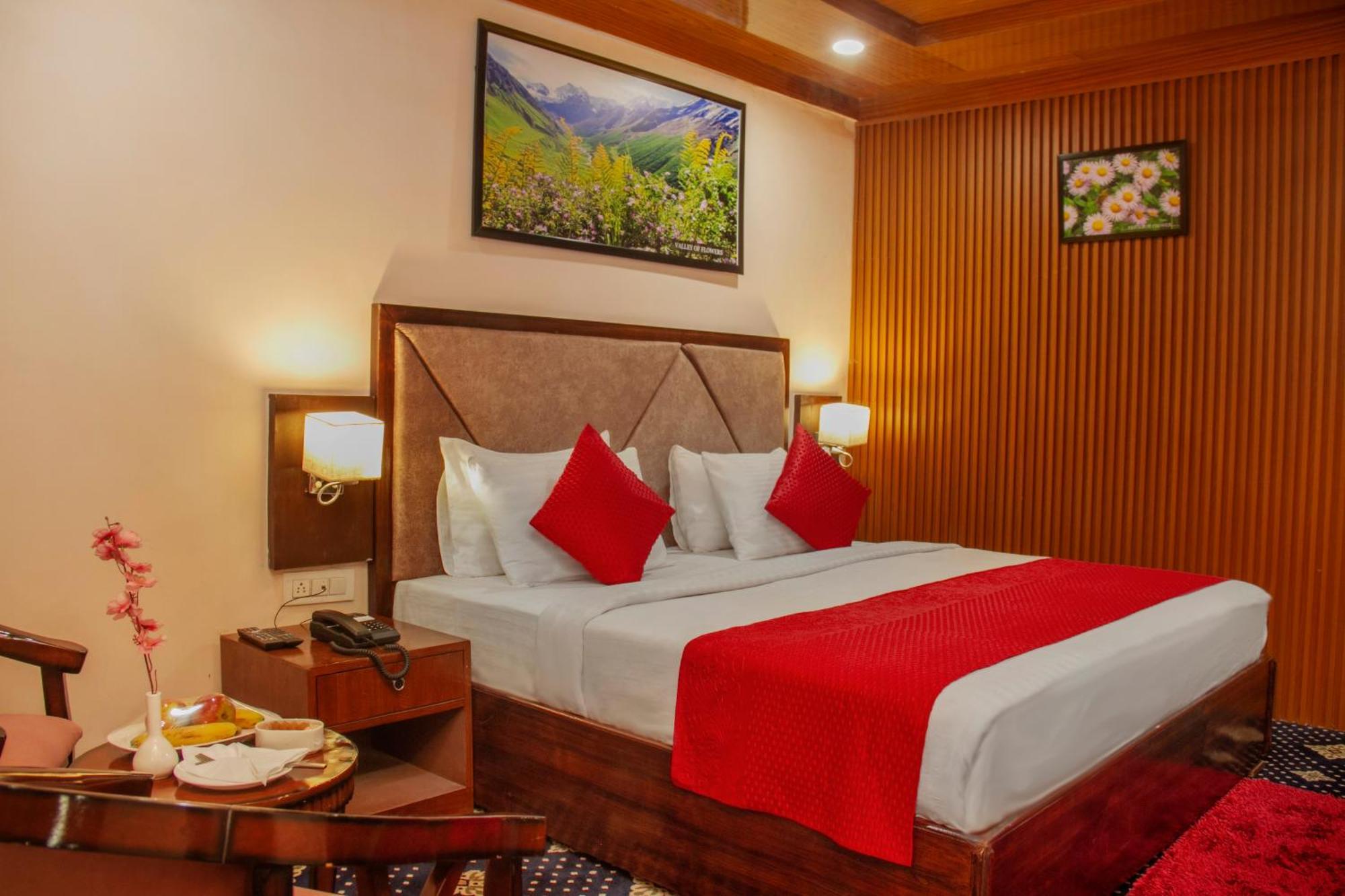 Amritara The Avadh Hotel Бадринат Екстериор снимка