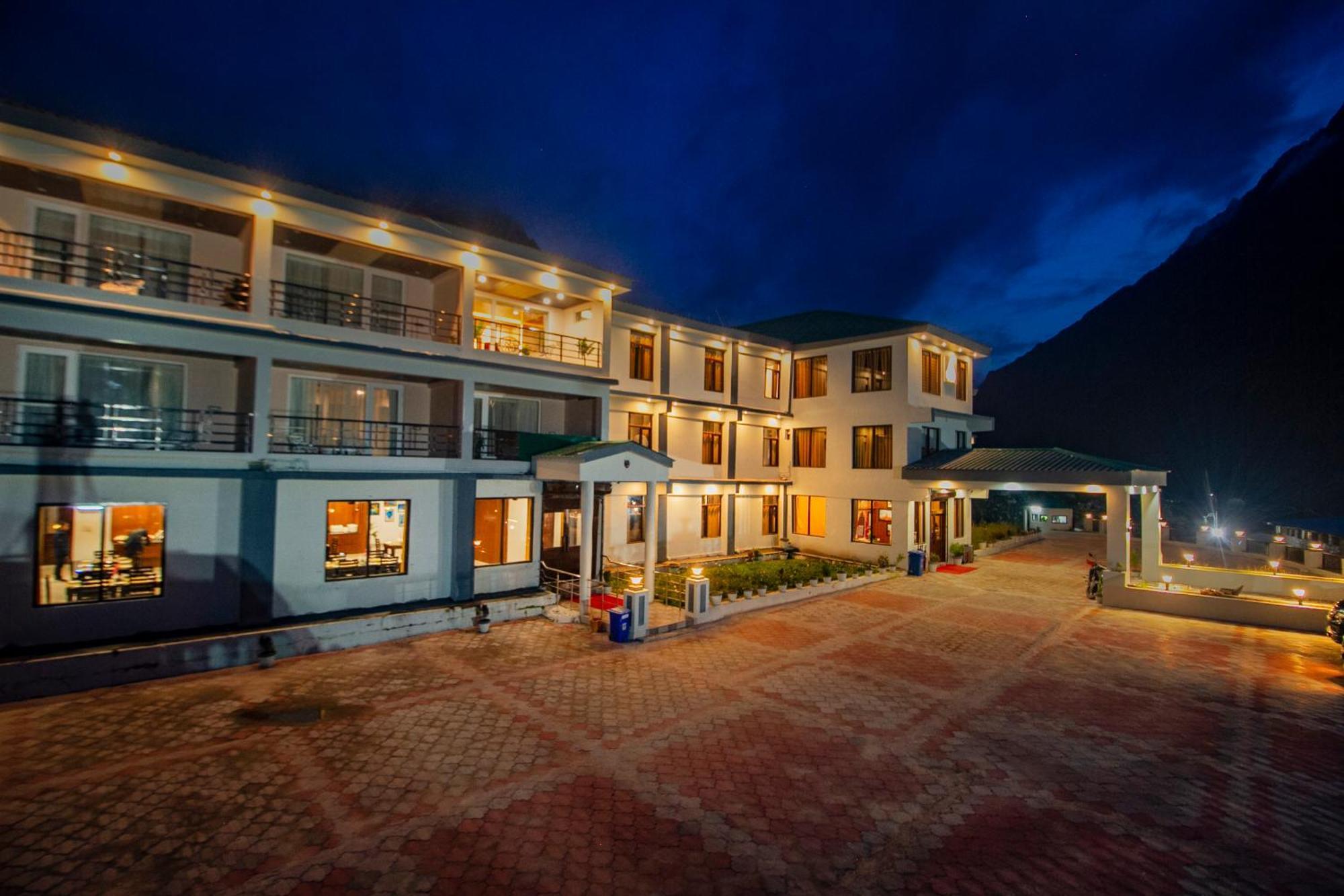Amritara The Avadh Hotel Бадринат Екстериор снимка