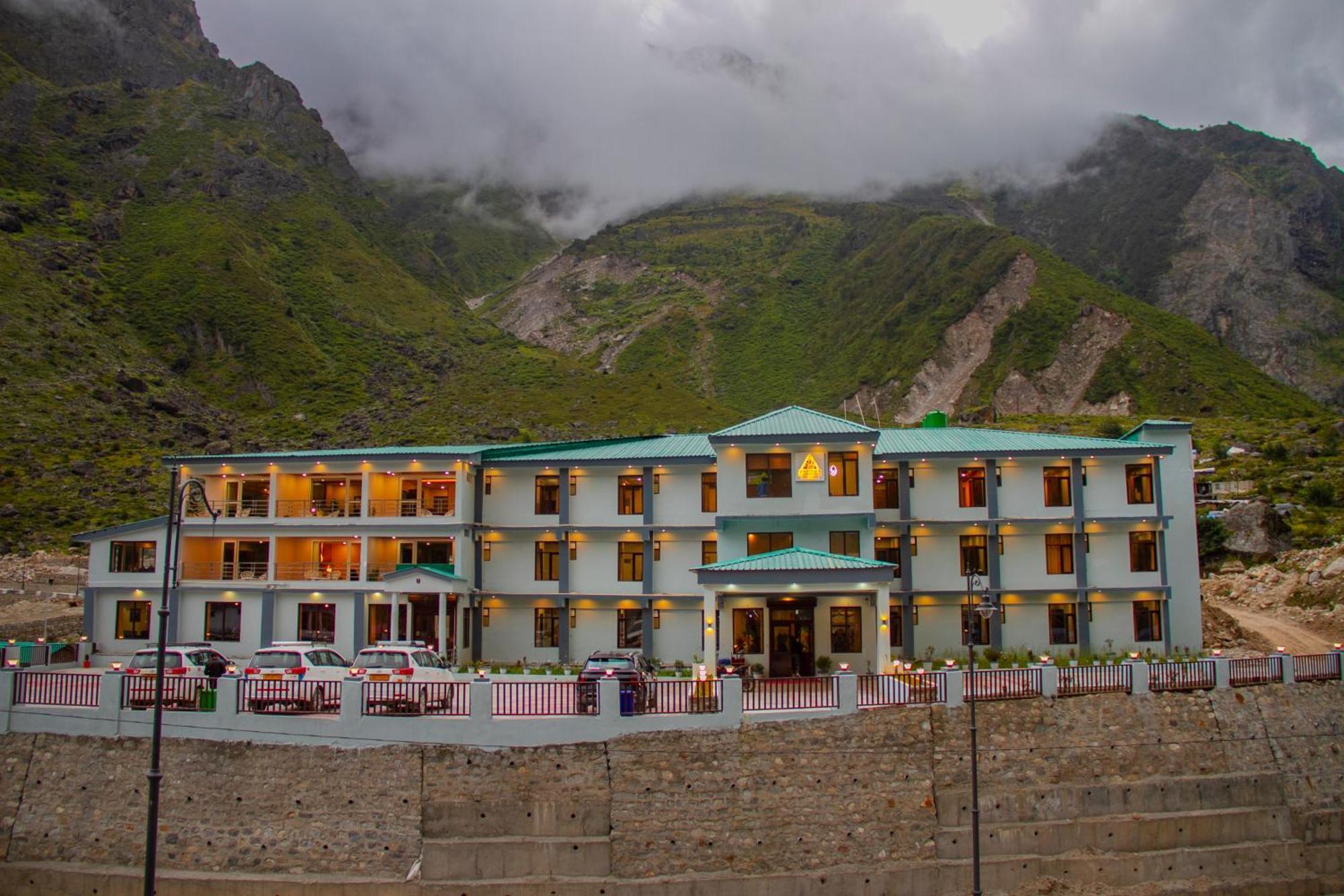 Amritara The Avadh Hotel Бадринат Екстериор снимка