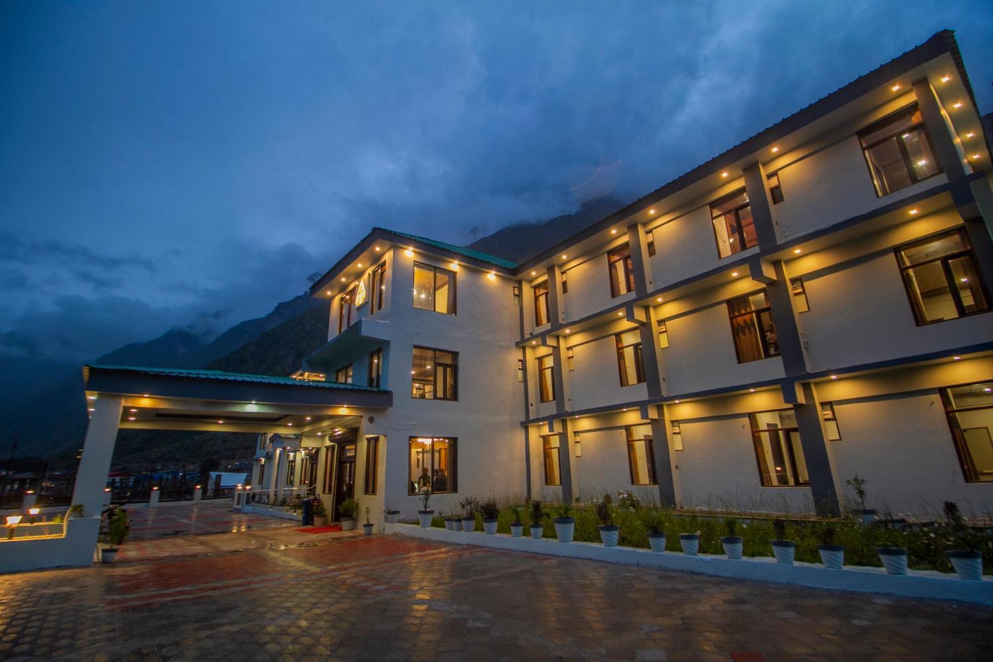 Amritara The Avadh Hotel Бадринат Екстериор снимка