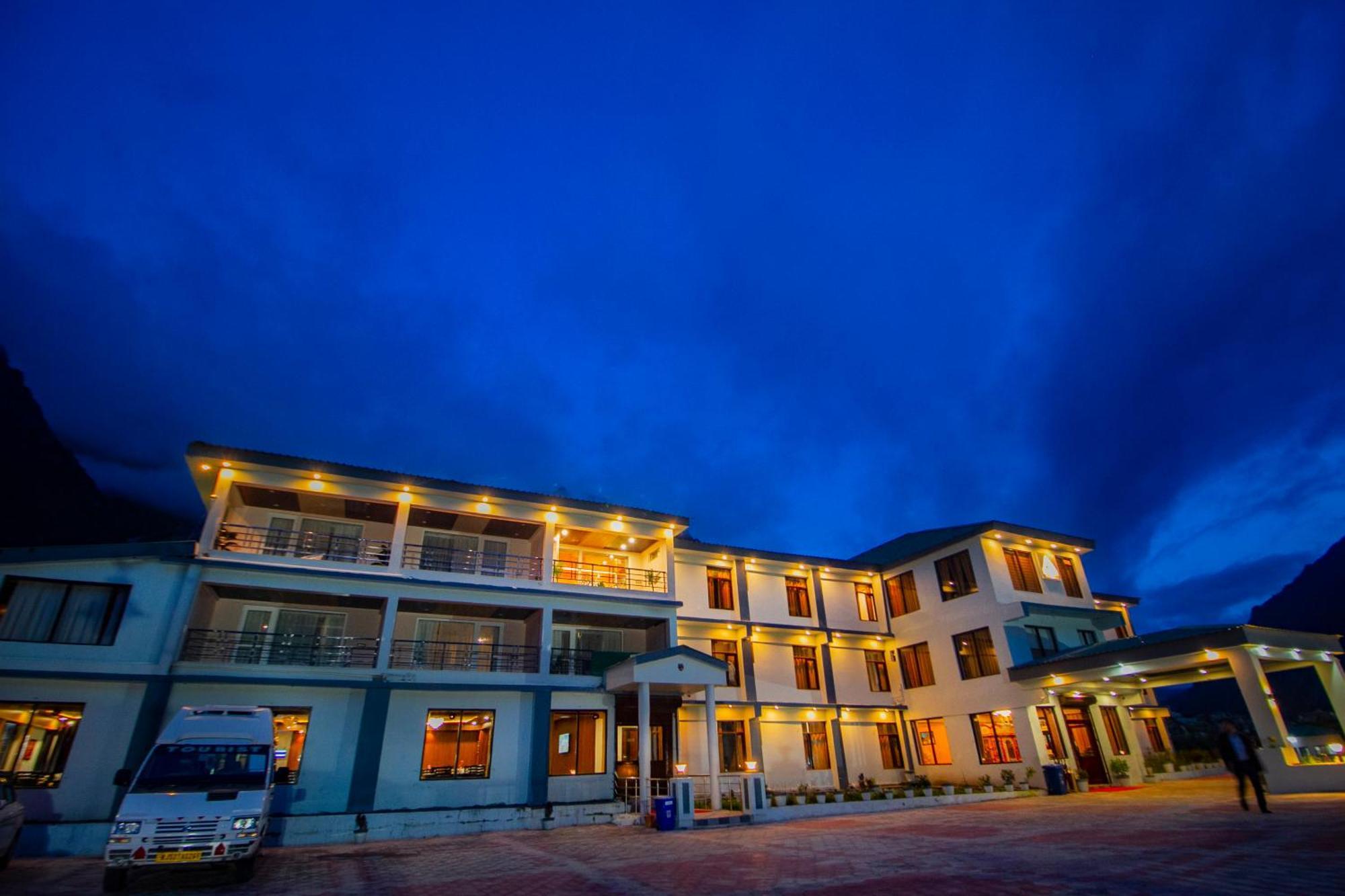 Amritara The Avadh Hotel Бадринат Екстериор снимка