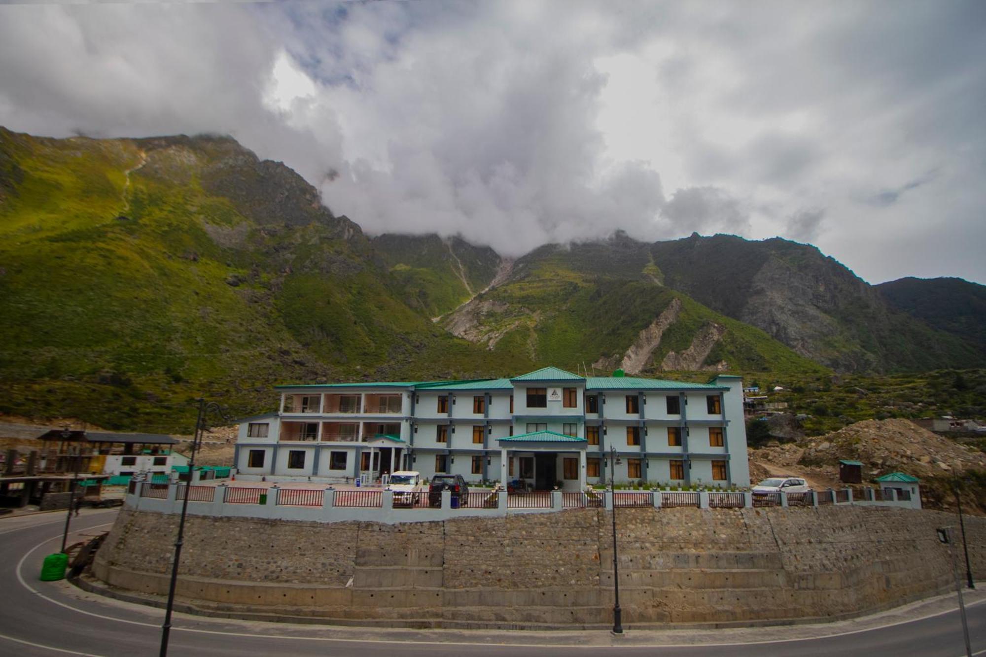 Amritara The Avadh Hotel Бадринат Екстериор снимка