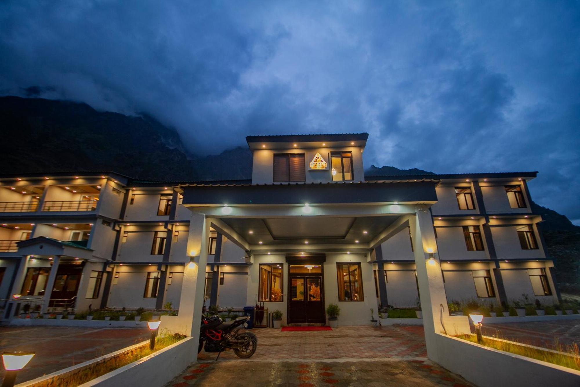 Amritara The Avadh Hotel Бадринат Екстериор снимка