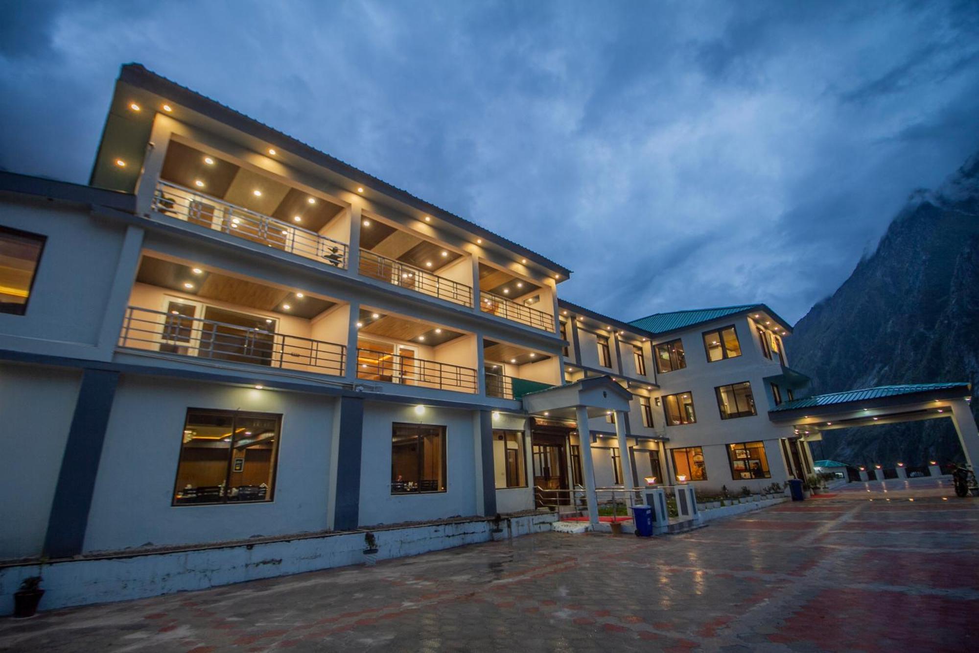 Amritara The Avadh Hotel Бадринат Екстериор снимка