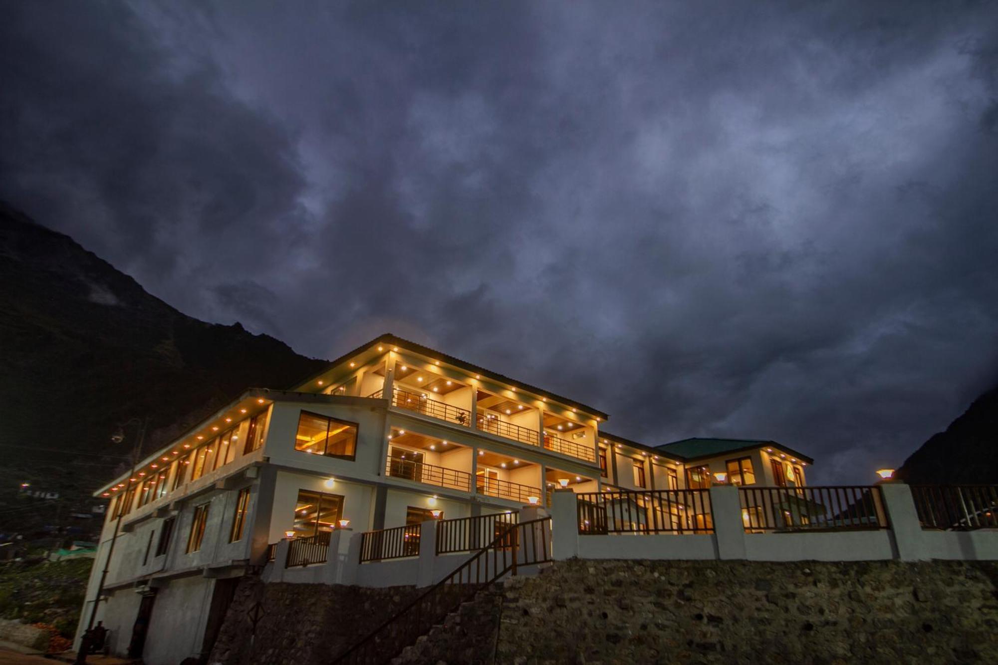 Amritara The Avadh Hotel Бадринат Екстериор снимка